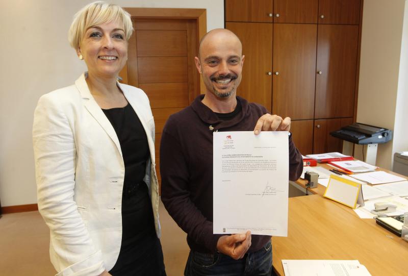 Jorge Espina, junto a Libertad González, antes de presentar su renuncia.