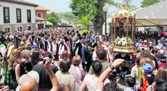 Las andas con la imagen de San Antonio a punto de llegar a la ermita que le sirve de cobijo a lo largo del año, tras su paseo multitudinario por las calles de Cangas de Onís. 