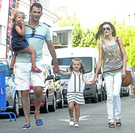 Don Felipe y doña Letizia, con sus hijas, en Mallorca. :: ABC