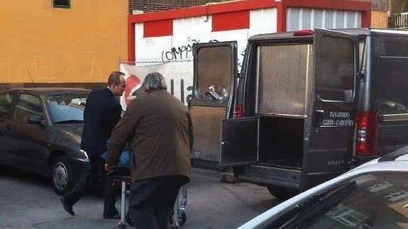 Traslado del cadáver del hostelero.