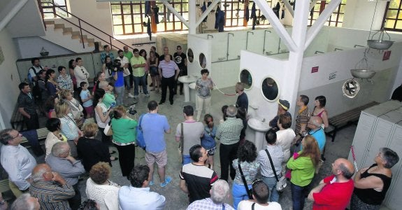 La alcaldesa de Langreo, en el centro, acudió ayer, al igual que numerosos visitantes, a ver la nueva sala expositiva del Ecomuseo. 