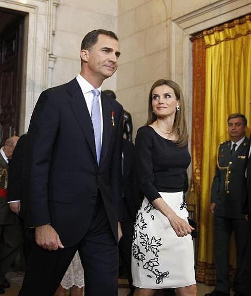 Doña Letizia vuelve a apostar por Felipe Varela y repite vestido