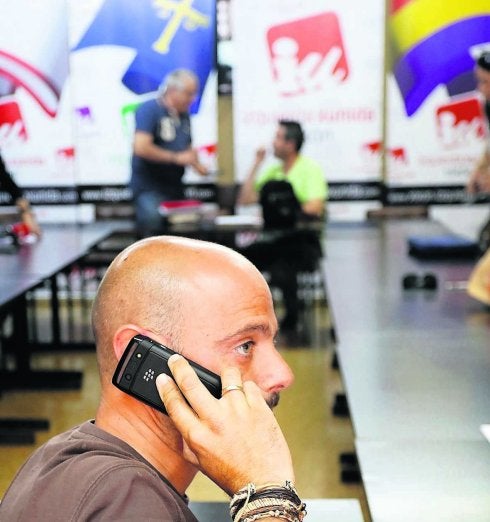 Espina, en primer término. Al fondo, Santianes y Marcos Muñiz, antes de la rueda de prensa que éstos habían convocado. 