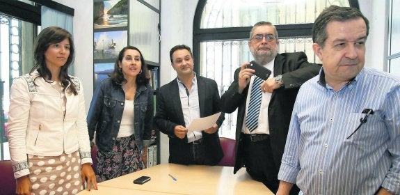 Raquel Vega, Maite Menéndez, Manuel Pecharromán, Gabriel Díaz y Francisco Cubiella, tras anunciar su petición al PP regional. 