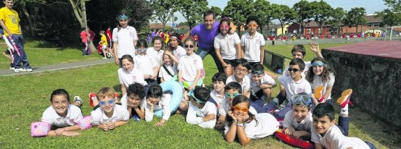 Alumnos de tercero de Primaria del Colegio Corazón de María, en Contruences, ayer, durante la celebración del 75 aniversario del centro gijonés. 