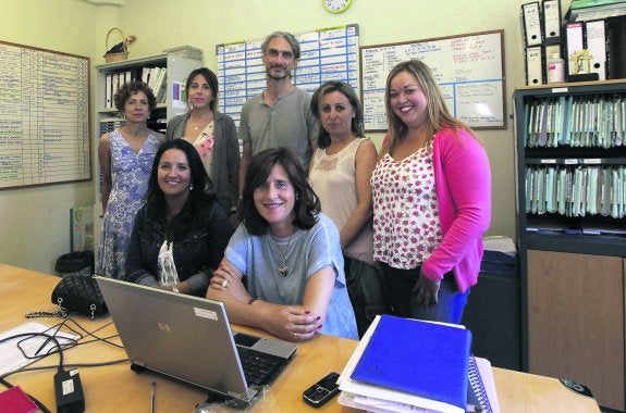 La mayor parte de los profesionales de Salud Mental que trabajan en el Equipo de Tratamiento Asertivo Comunitario en una de sus reuniones de coordinación. 