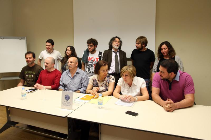 Representantes de la Academia de la Llingua Asturiana, sindicatos de enseñanza y asociaciones asturianistas, en la rueda de prensa.