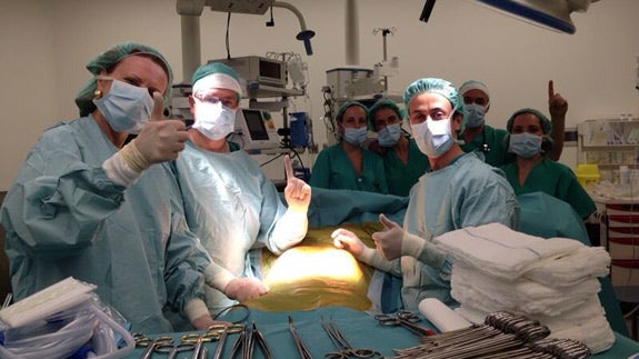 Foto tomada minutos antes de la intervención. La operación fue dirigida por el cirujano Ignacio González-Pinto, jefe de la Unidad de Trasplante Hepatico del HUCA, y en la misma también intervino el doctor José Carlos Fernández. Del equipo de anestesia, Pedro Picato. Además de enfermeras y auxiliares.