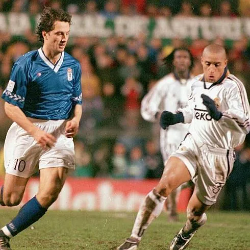 En la foto, Peter Dubovsky con la equipación del Real Oviedo disputa un balón a Roberto Carlos, del Real Madrid, durante un partido jugado el 20 de diciembre de 1998. 