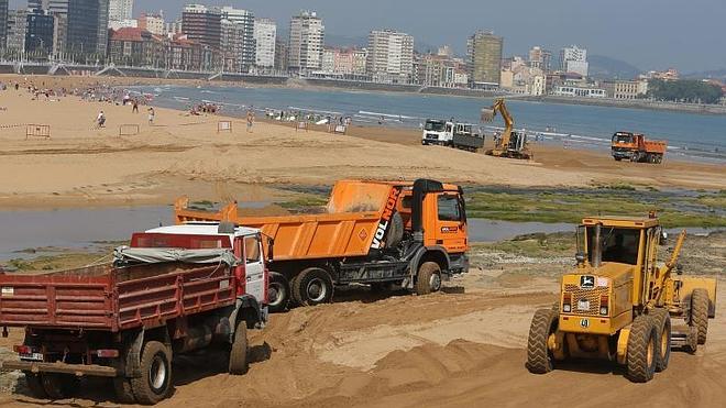 Trabajos para aportar arena a la zona del Tostaderu