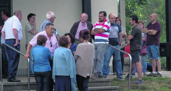 Fueron muchas las personas que se acercaron ayer al tanatorio de Arriondas a apoyar a la familia. 