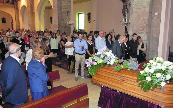 Numerosos vecinos y amigos quisieron acompañar a la familia durante el funeral. 