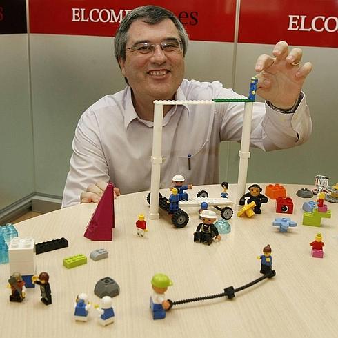 Hilario López, con el modelo que construyó con piezas de Lego