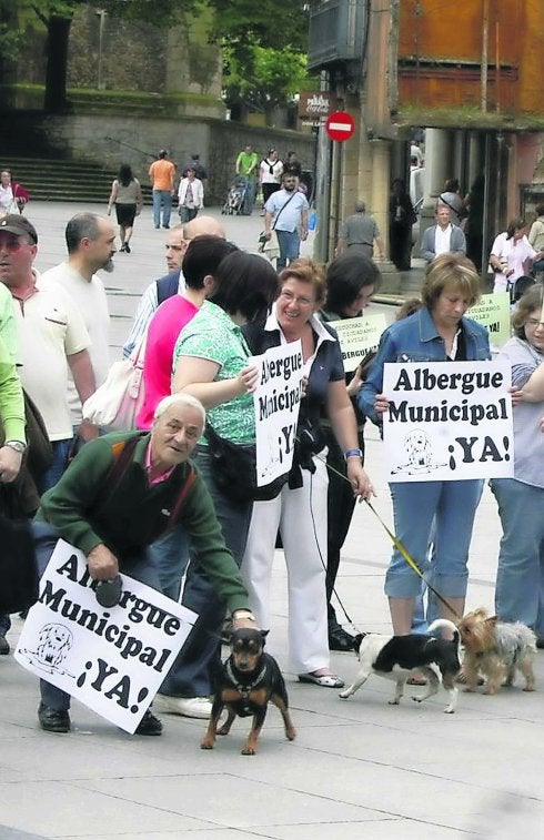 Una de las manifestaciones pro-albergue en Avilés. 