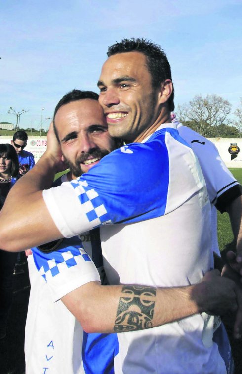Omar y Geni se abrazan tras terminar el partido de Guijuelo que les clasificó para la promoción. 