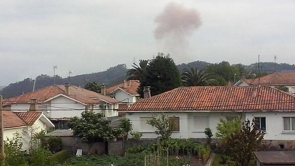 Imagen del humo generado por la explosión. 