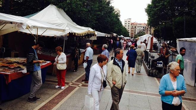 Los puestos del Mercado Pirata, ya abiertos esta mañana.