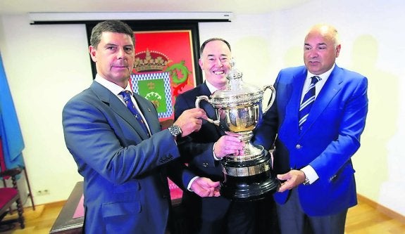 Mauricio Bogomak, Eduardo Martínez y Fernando Álvarez-Lafuente, ayer con la copa. 