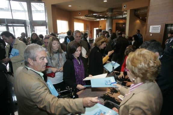 Afiliados votando en el congreso local del Partido Popular de 2009. 