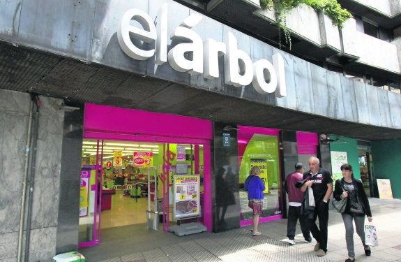 Supermercado El Árbol ubicado en la plaza de América, en Oviedo. 