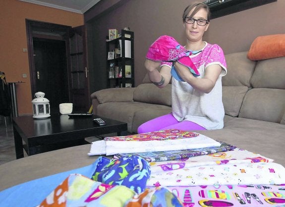 Susana Pérez muestra algunas de las telas y gorros que se elaboran para la iniciativa Kimo-Kap. 