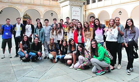 Los alumnos de los campus científicos, ayer, en Oviedo. :: ÁLEX PIÑA