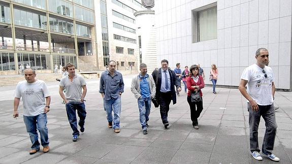 Los mineros, de camino a la vista oral en Oviedo. 