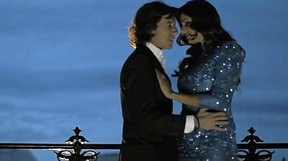 Nicolás Vallejo-Nájera y Patricia Martínez, en una escena del videoclip.