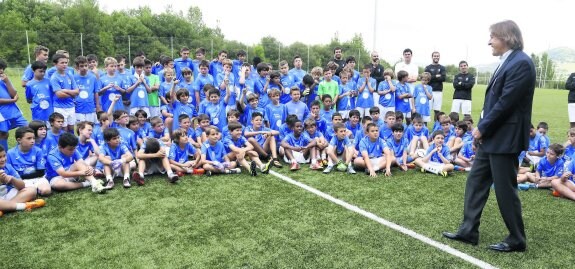 El entrenador del Real Oviedo también visitó, en las instalaciones Tensi, a los niños que participan en el campus. 