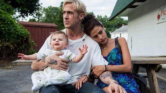 Ryan Gosling y Eva Mendes, en una escena de la película 'Cruce de caminos'.