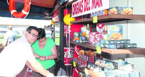 El puesto de la empresa Orgías de Mar que tiene su sede en Xivares.