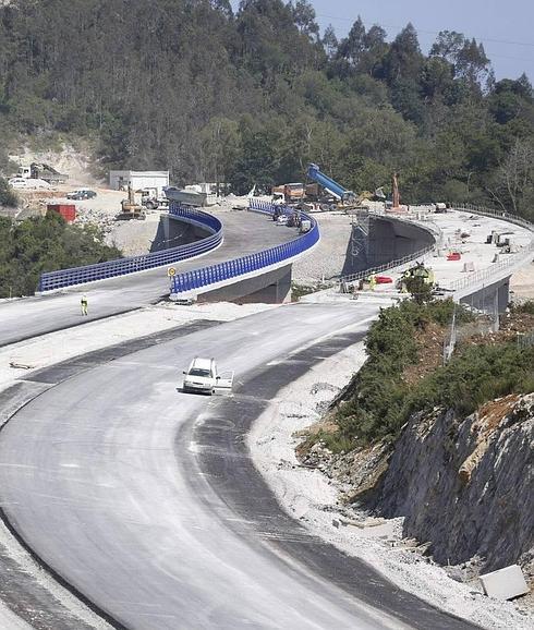 Gabino de Lorenzo confía en que la autovía a su paso por la comarca oriental pueda estar finalizada "este año"