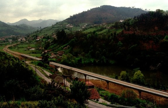 La construcción de la variante de Feve entre Trubia y Colloto, en la imagen en 1998 a punto de inaugurarse, permitió la construcción de la senda verde a Fuso. 
