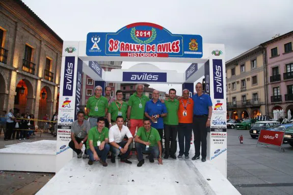 José Ignacio López, Alejandro González, Arsenio Álvarez, José Antonio García, Alberto Rodríguez (copiloto), Jaime Rodríguez, José Ramón Rodríguez, Samuel Iglesias (piloto), y abajo Juan Bautista Gutiérrez, Manuel González, Javier López y Pablo López Tijero, con los ganadores del Trofeo de España de regularidad. 