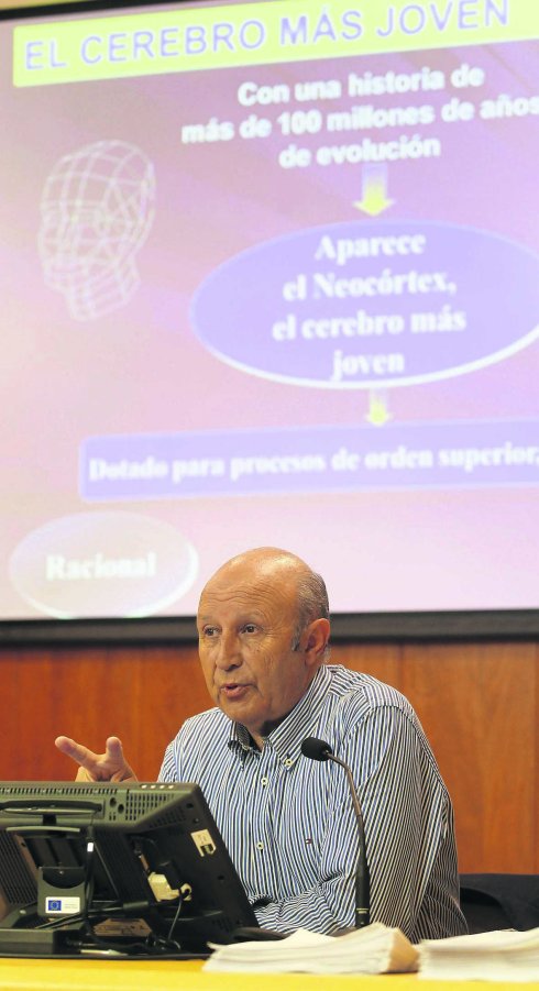 Gerardo Fernández con una transparencia a sus espaldas sobre el cerebro y sus complejidades en el curso de verano. 