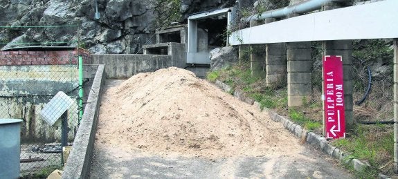 Las obras de extracción de arena en la piscifactoría para depositarla en Cuevas del Mar comienzan hoy mismo. 