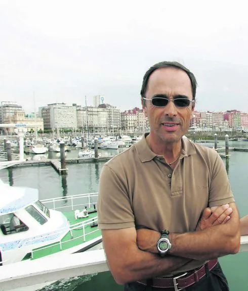 Álvaro González, ayer, en el Puerto Deportivo de Gijón. 