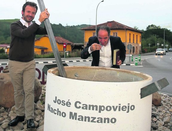 Nacho Manzano y José Antonio Campoviejo junto al monumento que ha hecho en su honor el artista parragués Agustín Aramburu. 