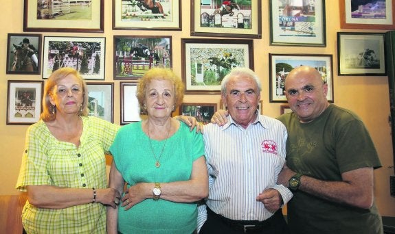 Luci Suárez y José Buznego flanqueados por sus hijos Lucita y Agustín, ayer, en la fiesta por el 40 aniversario de su bar. 