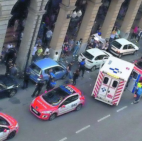 Dotaciones policiales y ambulancias, en el lugar de la reyerta. 