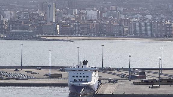 El Principado exige a Fomento que «no deje caer» la autopista del mar