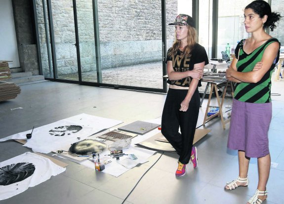 La irlandesa Rosie O'Reilly y la asturiana Alicia Jiménez en uno de los talleres de Laboral. 