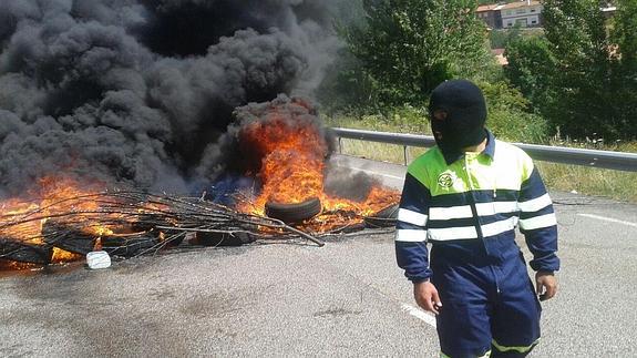 Mineros del Pozo Emilio del Valle cortan una carretera en León en protesta por los despidos