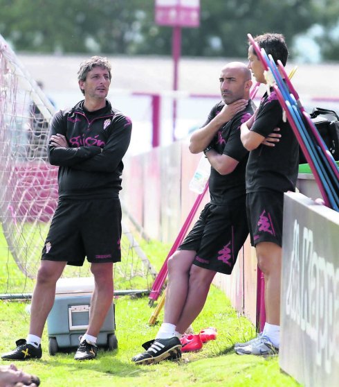 Abelardo, entre Iñaki Tejada y Lobelle, ayer, en Mareo. 