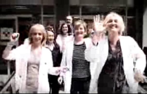 Los trabajadores del HUCA se despiden con 'Happy'