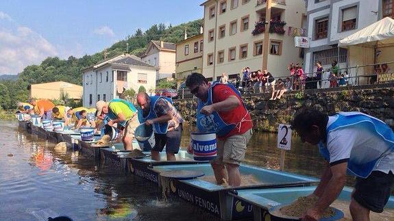 Final masculina. César Castaño, vencedor absoluto, es el segundo por la derecha. :: e. c. 