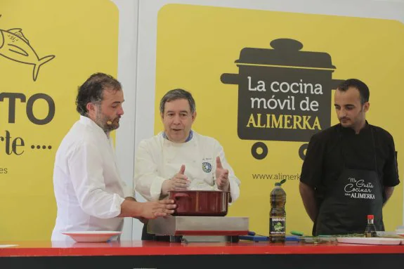 Sergio Rama y Juan Rivero, de Casa Tataguyo, durante la sesión de cocina celebrada ayer. 