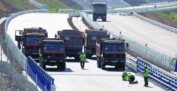 Durante la jornada de ayer se realizaron pruebas de resistencia con varios camiones cargados con peso en los puentes del Pendueles-La Franca, como este de Buelna. 