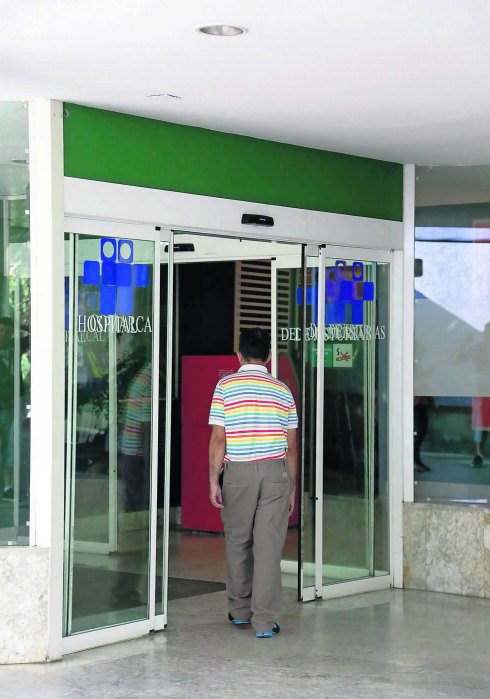 Un usuario accediendo ayer al Hospital Grande Covián de Arriondas. 