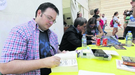 Brandon Sanderson durante la firma de ejemplares ayer en la carpa del Festival Celsius 232 junto a Tim Powers. 
